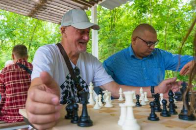 В Курске на Новой Боевке открылся шахматный сквер