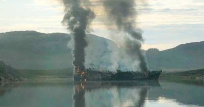 Российское судно-краболов взорвалось и сгорело в норвежском порту (видео, фото)