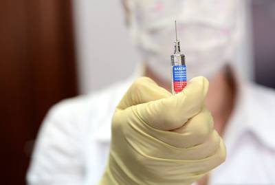 Эксперт рассказал, почему провалилась прививочная кампания в России