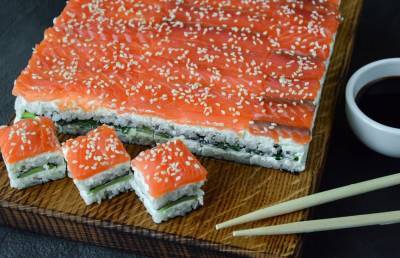 Суши-торт: идея – супер для тех, кому лень заворачивать роллы!