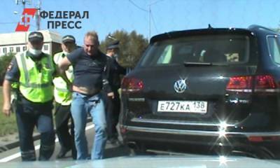 После погони полицейские задержали мужчину находящегося в розыске