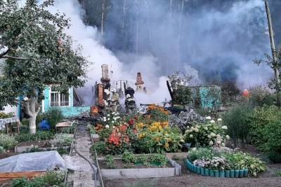 Ночью в Екатеринбурге в садовом товариществе горело 8 домов
