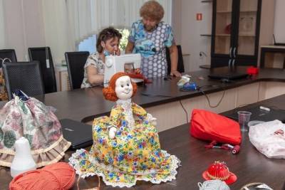 В Астрахани создали куклу-грелку на чайник