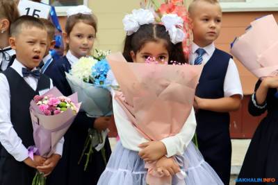 1 сентября в Южно-Сахалинске: радость, шуршащие букеты, новые учителя и старые пробки