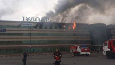 К тушению пожара в ТЦ «Тулпар» в Нур-Султане привлекли более 70 человек