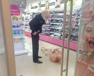 В магазине «Подружка» в Рыбацком задержали голого мужчину