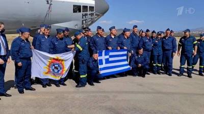 В Афинах с благодарностью проводили российских пилотов, принимавших участие в тушении лесных пожаров в Греции