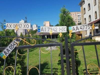В одном из городов на Киевщине на заборе вывесили утерянные во время грозы автономера (ФОТО)
