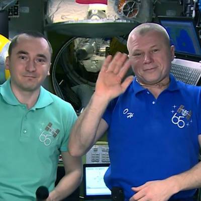 Космонавты с борта МКС поздравили всех учащихся и учителей с Днем знаний