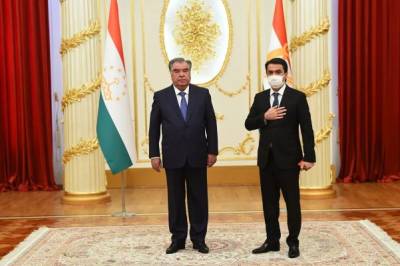 Президент Таджикистана вручил государственную награду своему сыну