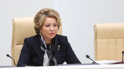 Матвиенко заявила о необходимости существенно повышать зарплаты учителей