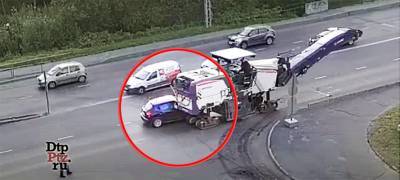 Машина дорожников протащила кроссовер после ДТП на перекрестке в Петрозаводске (ВИДЕО)