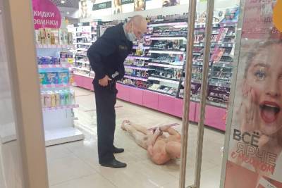 Голый мужчина пришел в косметический магазин на Рыбацкой