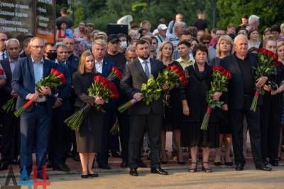 На место гибели Александра Захарченко в Донецке пришли около 500 человек