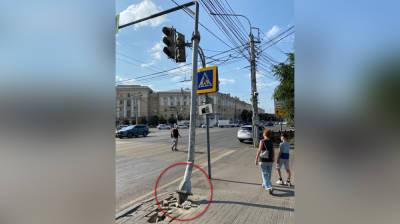 В центре Воронежа столб опасно навис над пешеходным переходом