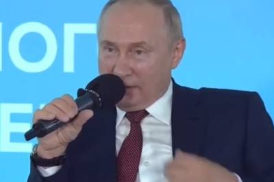 Путин призвал сохранить очный формат обучения