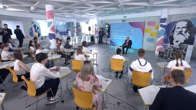 Путин поздравил учащихся и педагогов с Днем знаний