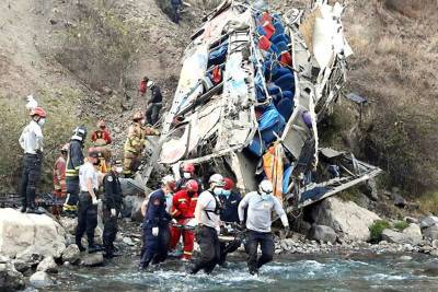 В Перу 33 человека погибли при падении автобуса в овраг
