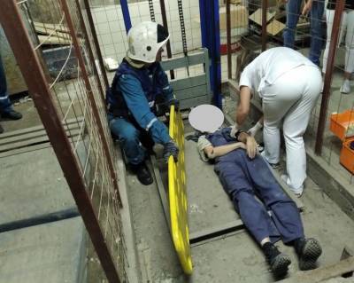 В одном из магазинов по улице Октябрьской мужчина упал в шахту лифта