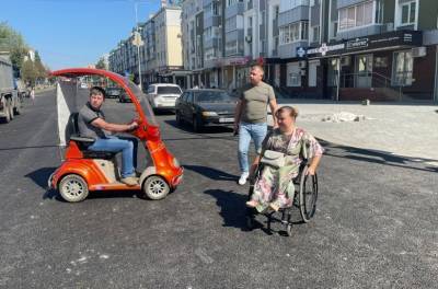 Улицу Зегеля проверили на доступность для инвалидов