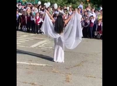В Хабаровске на школьной линейке детям показали танец живота