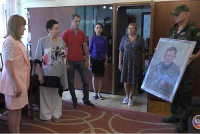 В ДНР из России передали портрет Александра Захарченко