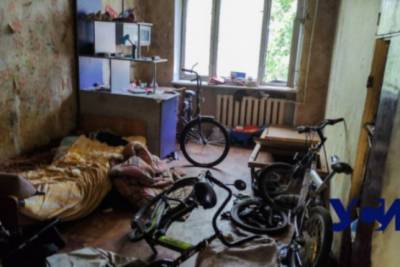 В Одессе у женщины, которая превратила квартиру в свалку, забрали ребенка