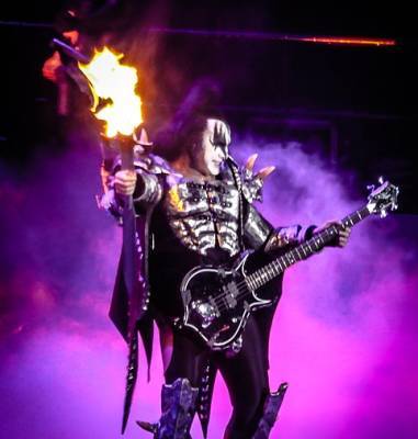 Группа Kiss перенесла концерты из-за заражения Джина Симмонса коронавирусом