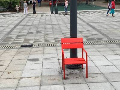 Градозащитница попросила убрать красные стулья с улицы Большой Покровской