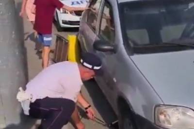 Сотрудники полиции в Новороссийске помогли женщине поменять колесо автомобиля