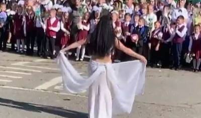 Фото дня: первоклашкам в Хабаровске показали эротичный танец живота