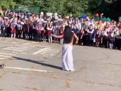 В Хабаровске на школьной линейке для детей исполнили танец живота (видео)