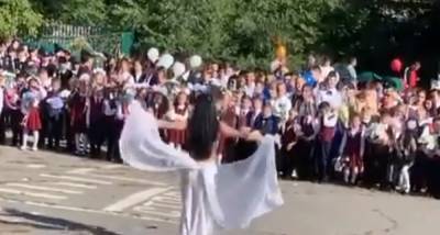 «А что не стриптиз?» Школьникам на линейке показали танец живота