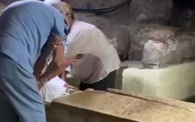 Туристка из России застряла в саркофаге Лазаря на Кипре (видео)