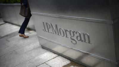 Экоактивистки разбили окна в лондонском офисе банка JPMorgan