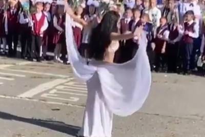 В Хабаровске объяснили танец живота на школьной линейке
