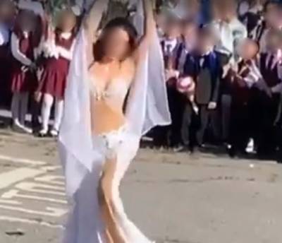 Власти заинтересовались пикантными танцами на школьной линейке в Хабаровске