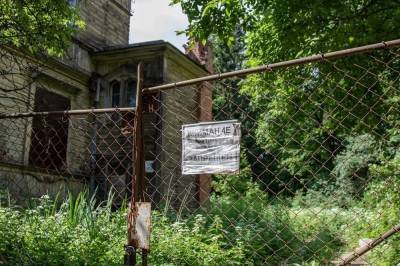 Как разрушается Шуваловский парк, который «Ростех» продает по кусочкам
