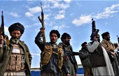 Талибы подняли в небо вертолет с "подвешенным" человеком - видео