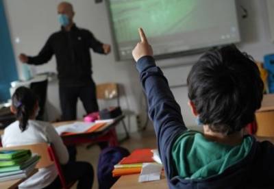 Киев определился с форматом работы школ и детсадов: полный список ограничений