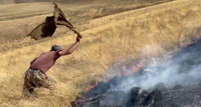 Устроенные азербайджанцами пожары в селе Кут: жители тщетно пытаются потушить огонь. Видео