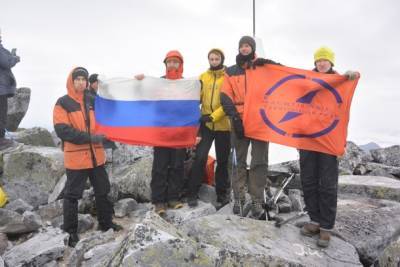 Инклюзивная экспедиция подняла над Народной российский триколор в поддержку паралимпийцев