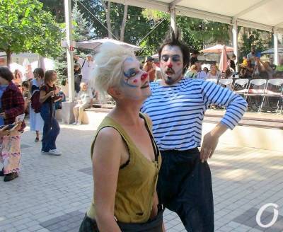 В Одессе ударили юморным парадом по пессимизму и унынию
