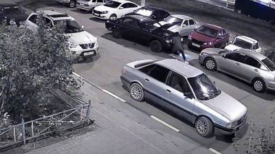 В Воронеже камеры наблюдения сняли момент наезда машины на лежавшего под ней мужчину