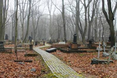 «Бывает не по себе»: ночной кладбищенский сторож рассказал о своей работе — сатанисты, бомжи, подростки и гробокопатели