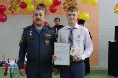 В Тверской области наградили отважного школьника