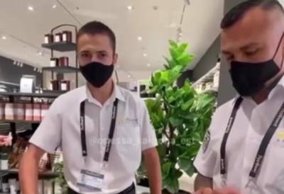 На украинку без маски "напали" охранники в магазине: "Таких, как вы я под Донецком..."