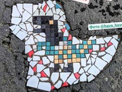 Жители исторического района Семенцы в Петербурге заложили мозаикой яму в асфальте
