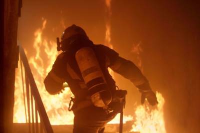 Пятеро пожарных тушили горящую квартиру в Кировске