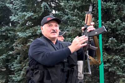 Лукашенко на день рождения подарили портрет с автоматом в сопровождении сына